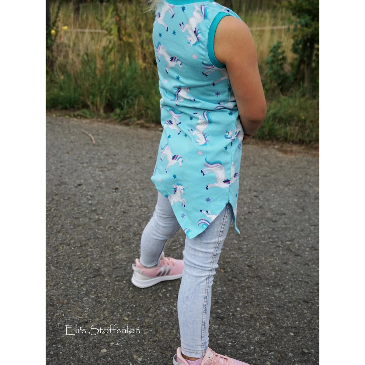 One Tip Top Schnittmuster – Mädchen im türkisen One Tip Top mit Leggings (genähtes Designbeispiel)