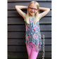 One Tip Top Schnittmuster – Mädchen im gestreiften One Tip Top mit pinker Leggings (genähtes Designbeispiel)