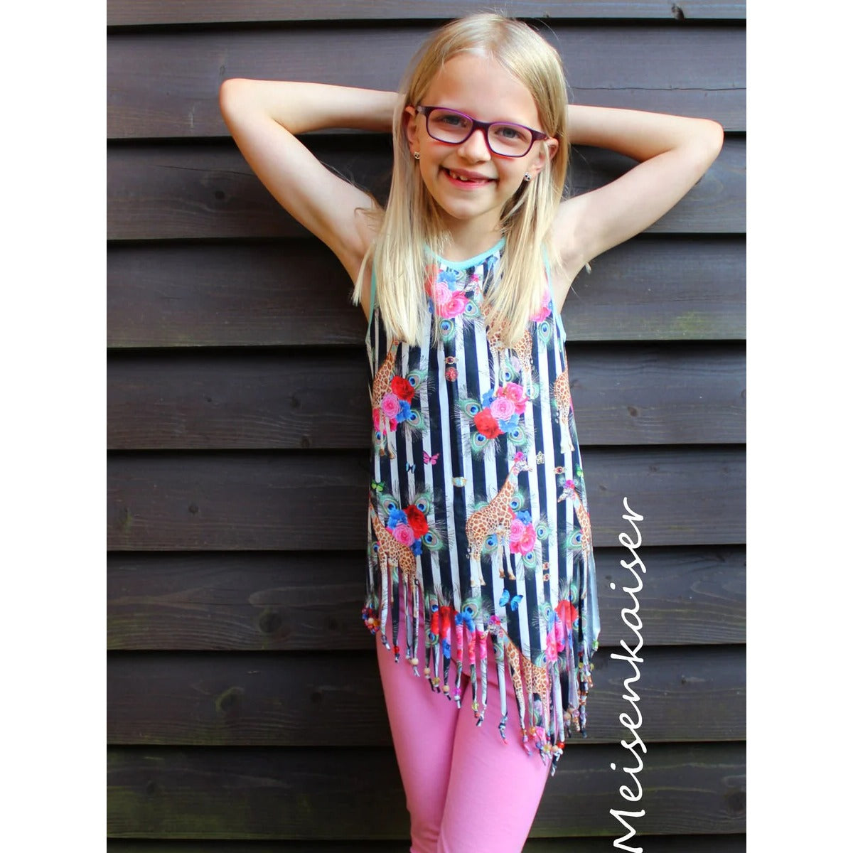 One Tip Top Schnittmuster – Mädchen im gestreiften One Tip Top mit pinker Leggings (genähtes Designbeispiel)