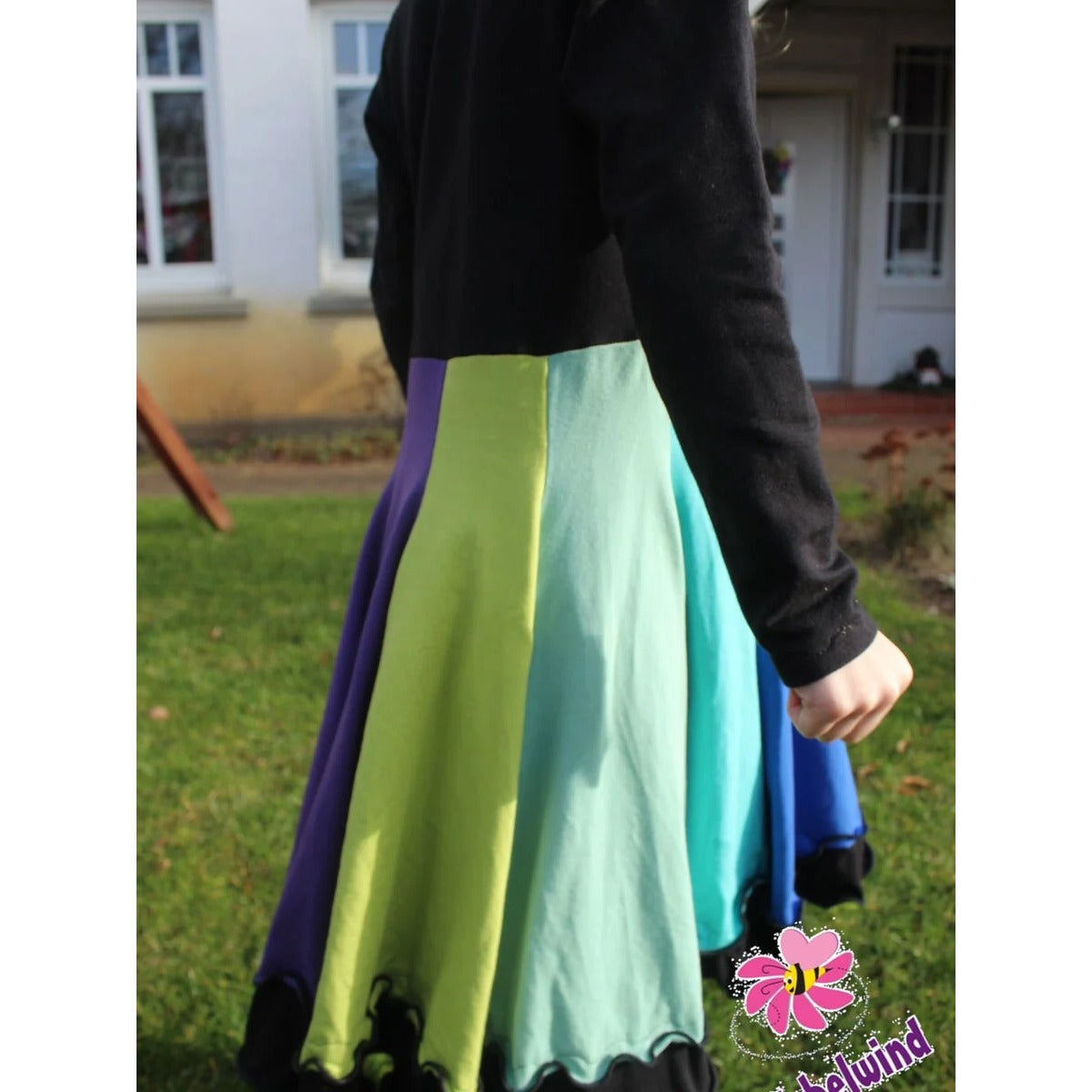 WinterWUNDERkleid Schnittmuster – Winterwunderkleid mit grün-gelbem Rock, Seitenansicht (genähtes Designbeispiel)