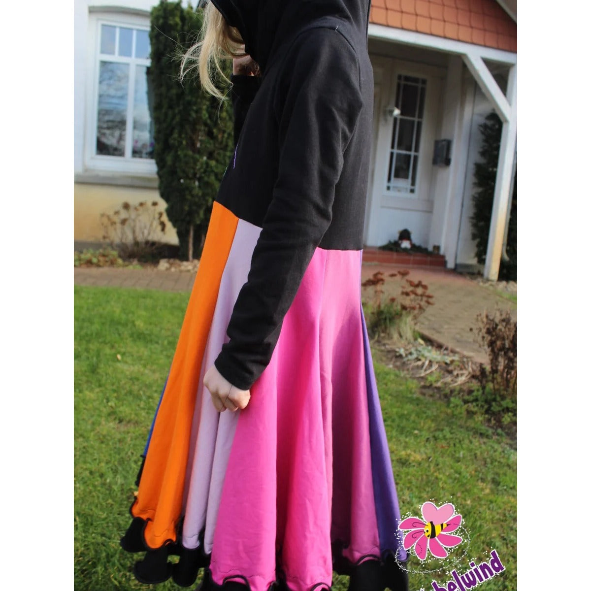 WinterWUNDERkleid Schnittmuster – Winterwunderkleid mit orange-pinkem Rock, Seitenansicht (genähtes Designbeispiel)