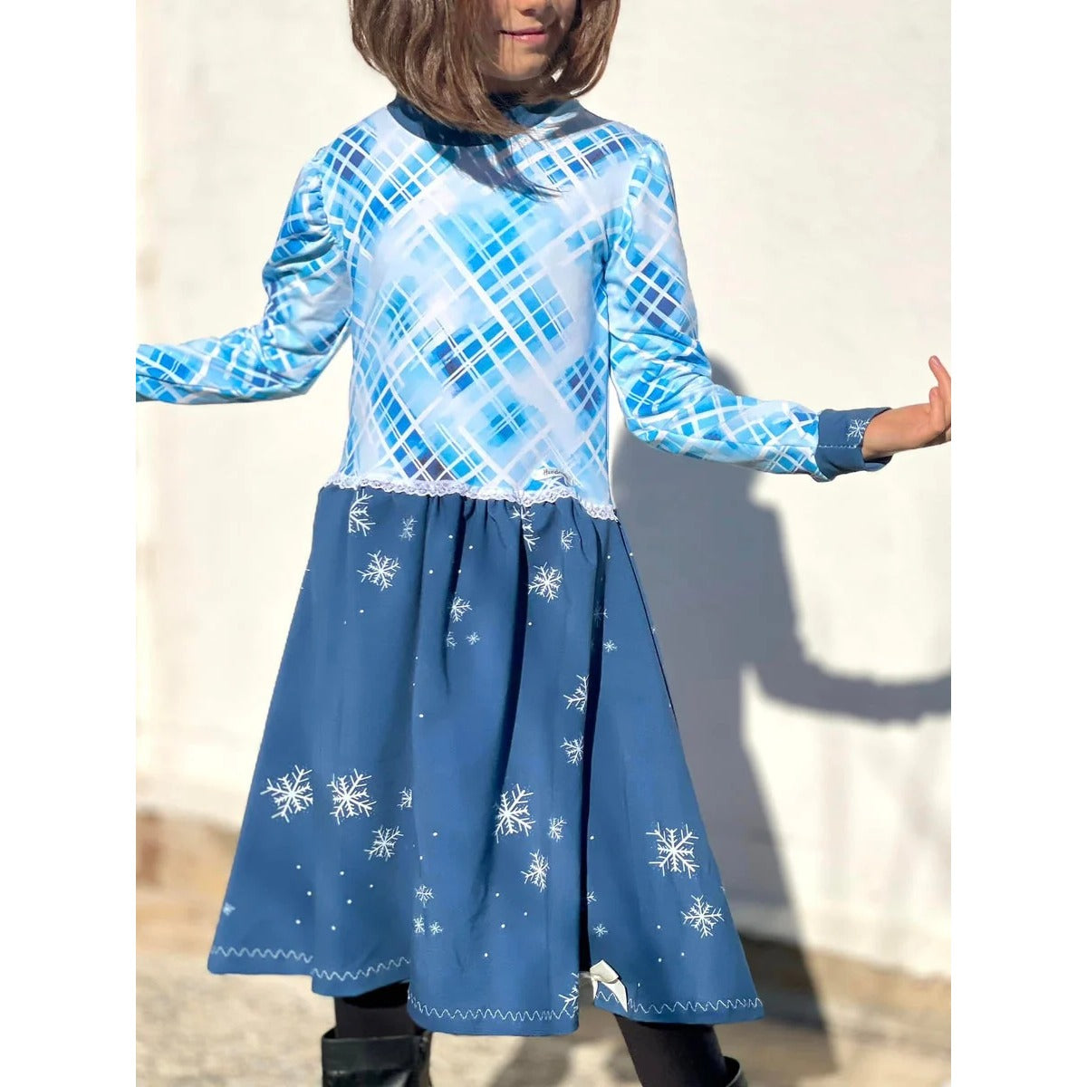 Winterzauberkleid Schnittmuster – Mädchen im blauen Winterzauberkleid mit Schneeflocken (genähtes Designbeispiel)