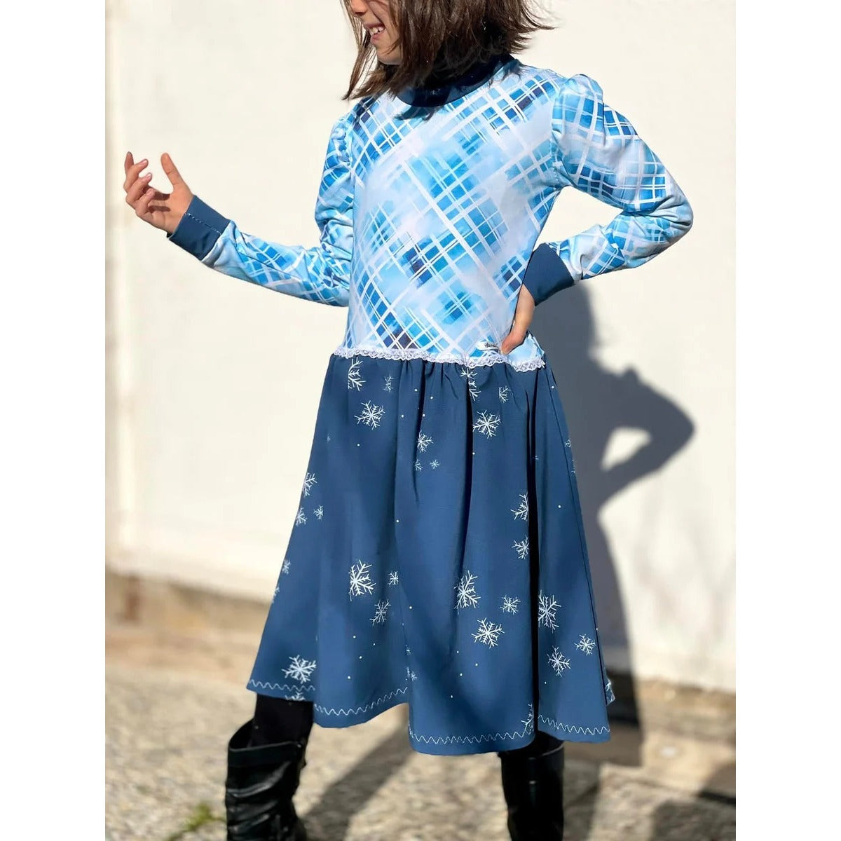 Winterzauberkleid Schnittmuster – Mädchen im blauen Winterzauberkleid, Seitenansicht (genähtes Designbeispiel)