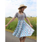 Sommerwunderkleid for me Schnittmuster – Frau mit Hut im hellblau geblümten Sommerwunderkleid (genähtes Designbeispiel)