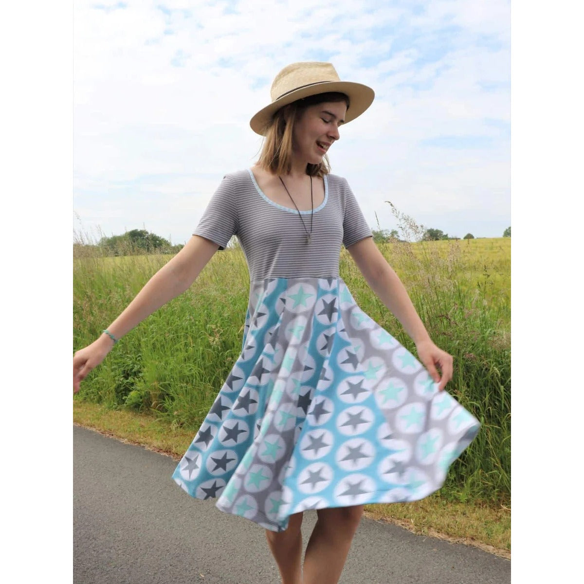 Sommerwunderkleid for me Schnittmuster – Frau mit Hut im hellblau geblümten Sommerwunderkleid (genähtes Designbeispiel)