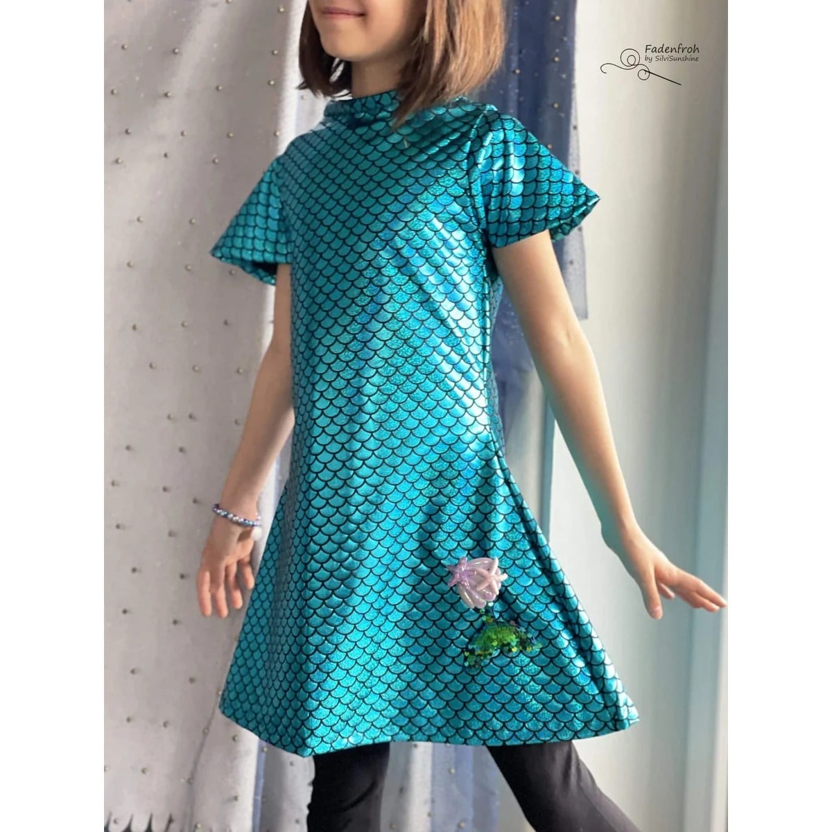 Sweet Tunika Kids Schnittmuster – Mädchen in petrolfarbener gepunkteter Tunika mit Flügelärmeln (genähtes Designbeispiel)