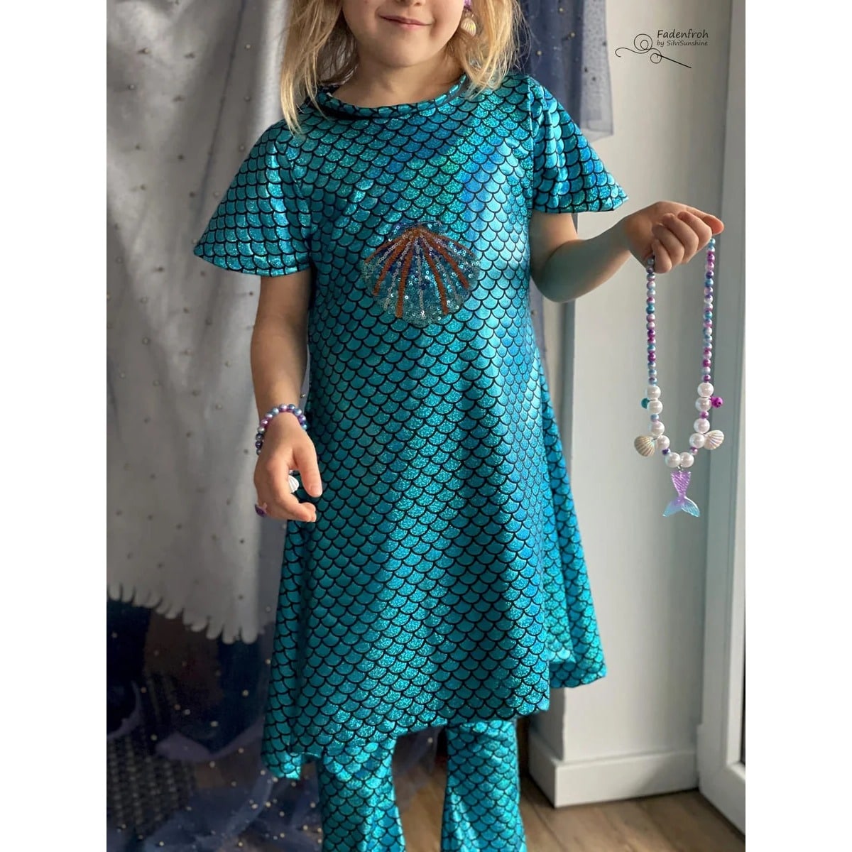 Sweet Tunika Kids Schnittmuster – Mädchen in petrolfarbener Tunika mit Applikation (genähtes Designbeispiel)