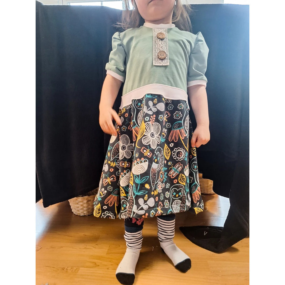 Winterzauberkleid Schnittmuster – Mädchen im dunklen Winterzauberkleid mit Blumenrock (genähtes Designbeispiel)