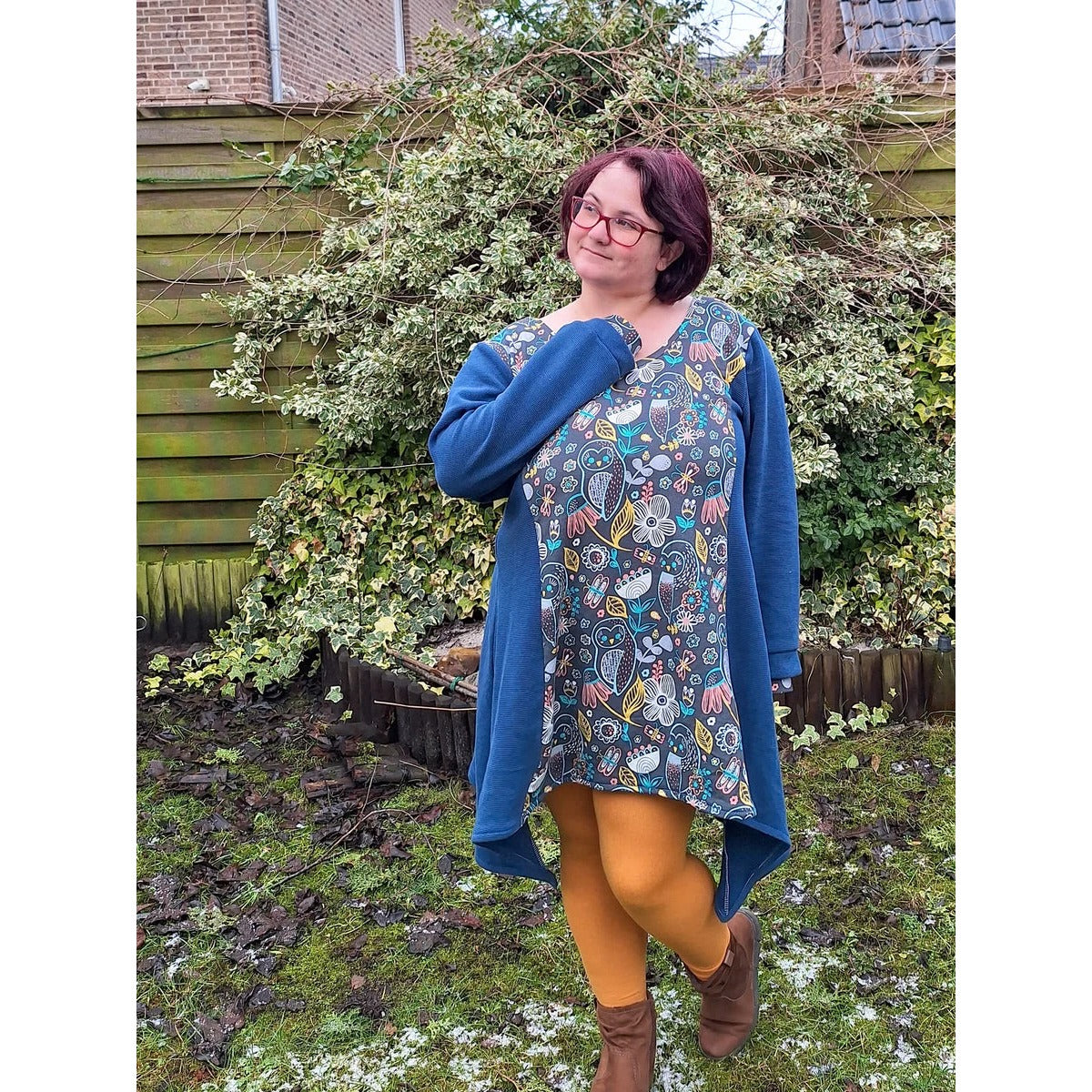 Sweet Mama Tunika Schnittmuster – Frau in blau-grün gemusterter Sweet Mama Tunika (genähtes Designbeispiel)