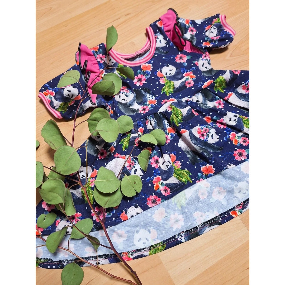 Ta Tunique Schnittmuster – dunkelblaue Ta Tunique mit Blumen, flach gelegt (genähtes Designbeispiel)