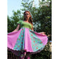 Sommerwunderkleid for me Schnittmuster – Frau im pink-grünen Patchwork-Sommerwunderkleid (genähtes Designbeispiel)