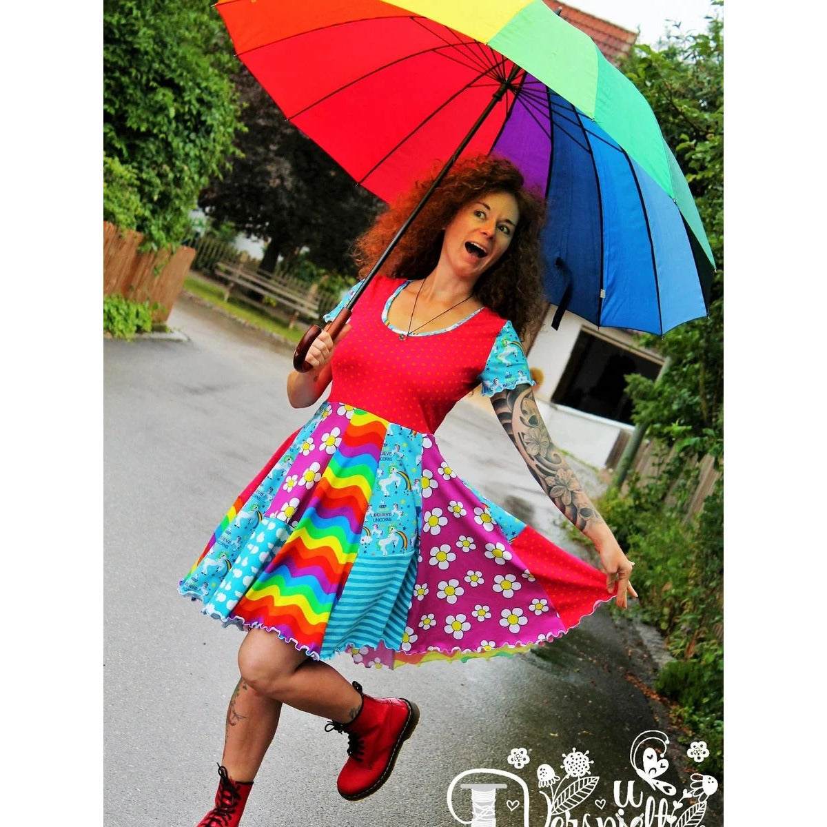 Sommerwunderkleid for me Schnittmuster – Frau im bunten Patchwork-Sommerwunderkleid mit Regenbogenschirm (genähtes Designbeispiel)