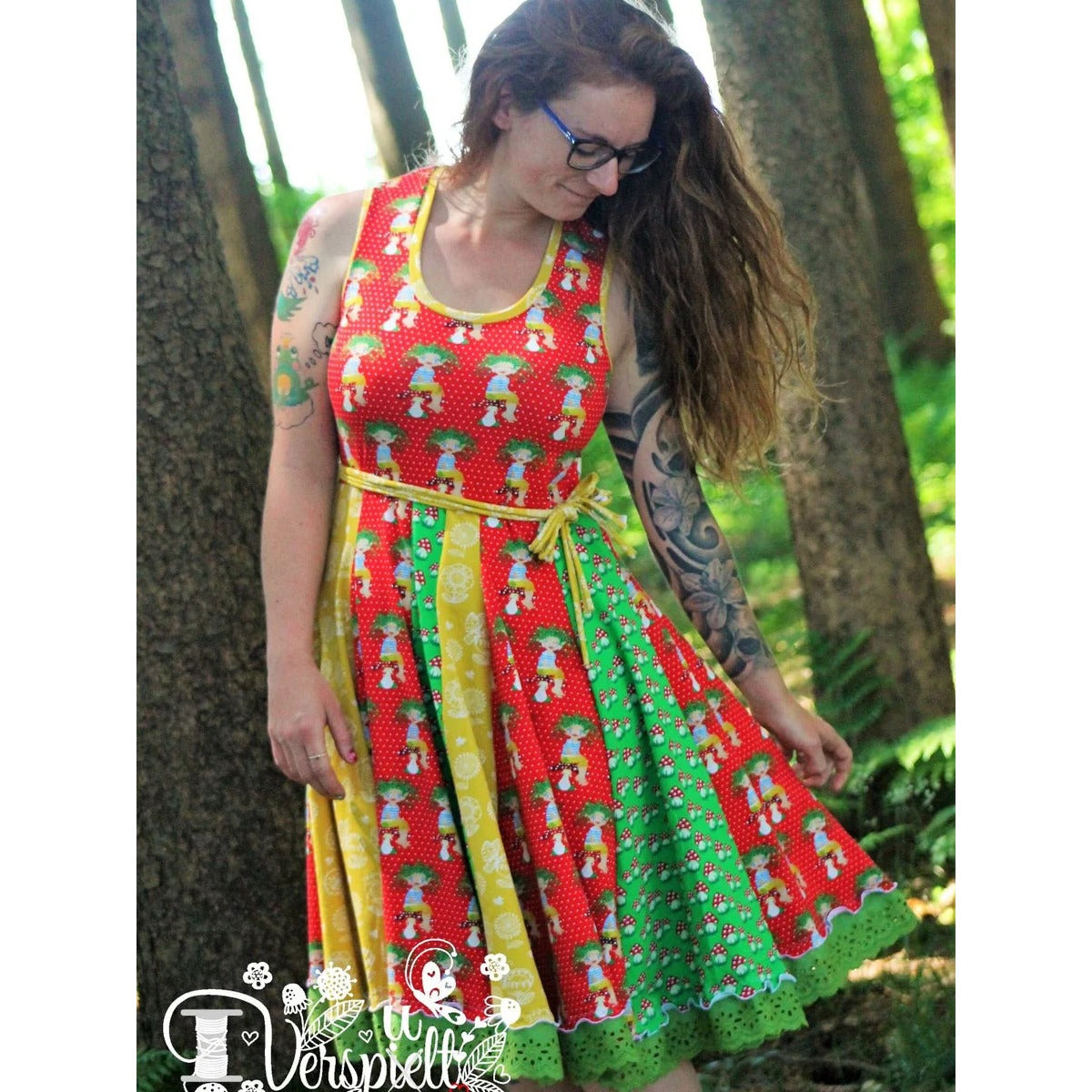 Sommerwunderkleid for me Schnittmuster – Frau im rot-grünen Patchwork-Sommerwunderkleid im Wald (genähtes Designbeispiel)