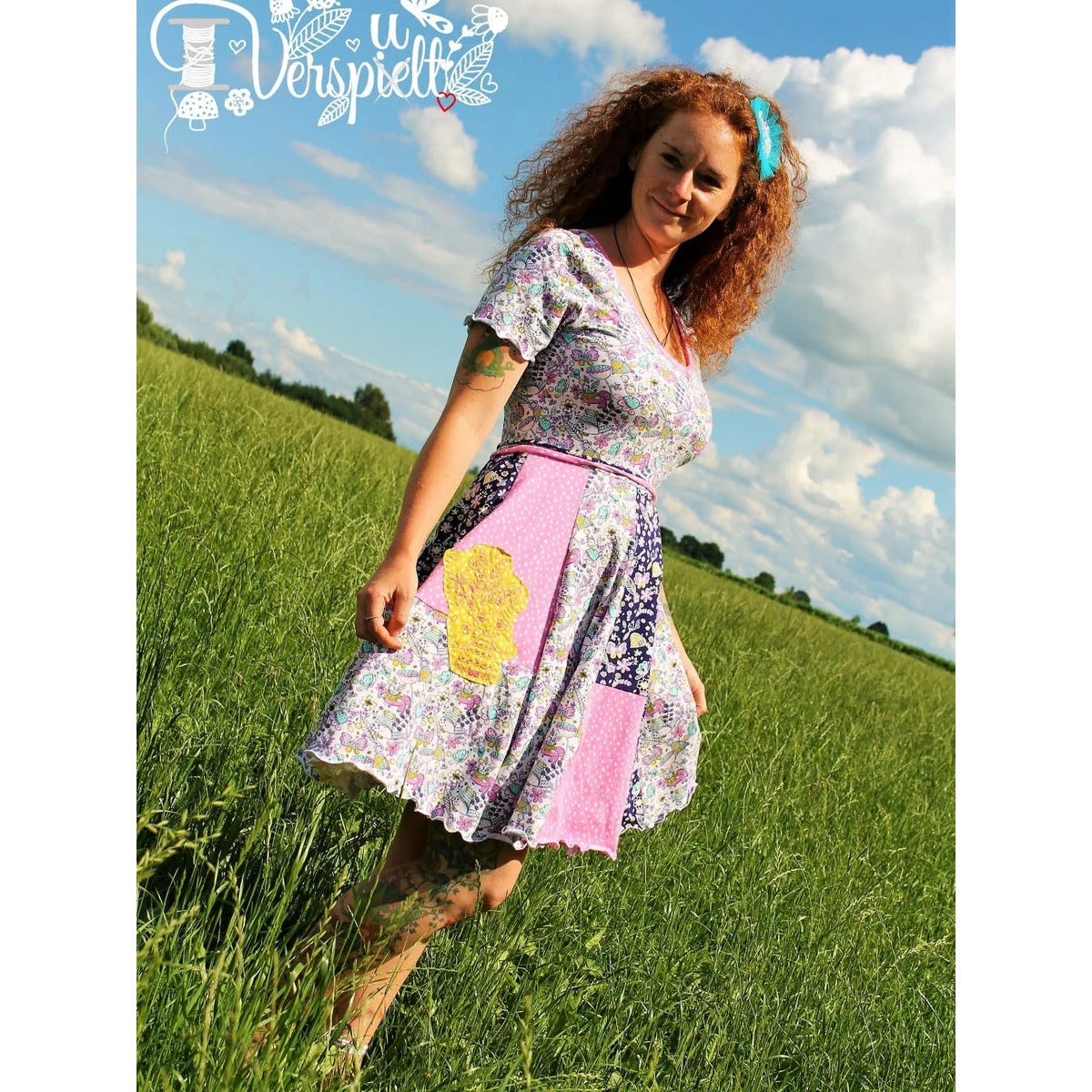 Sommerwunderkleid for me Schnittmuster – Frau im gemusterten Sommerwunderkleid auf der Wiese (genähtes Designbeispiel)