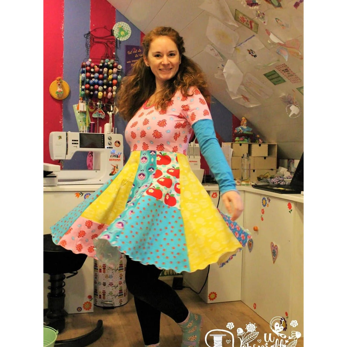 Sommerwunderkleid for me Schnittmuster – Frau im bunten Sommerwunderkleid mit gelbem Tellerrock (genähtes Designbeispiel)