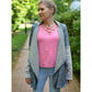 Zipfeljacke Sue Schnittmuster – Frau in langer grau melierter Zipfeljacke zu pinkem Top (genähtes Designbeispiel)