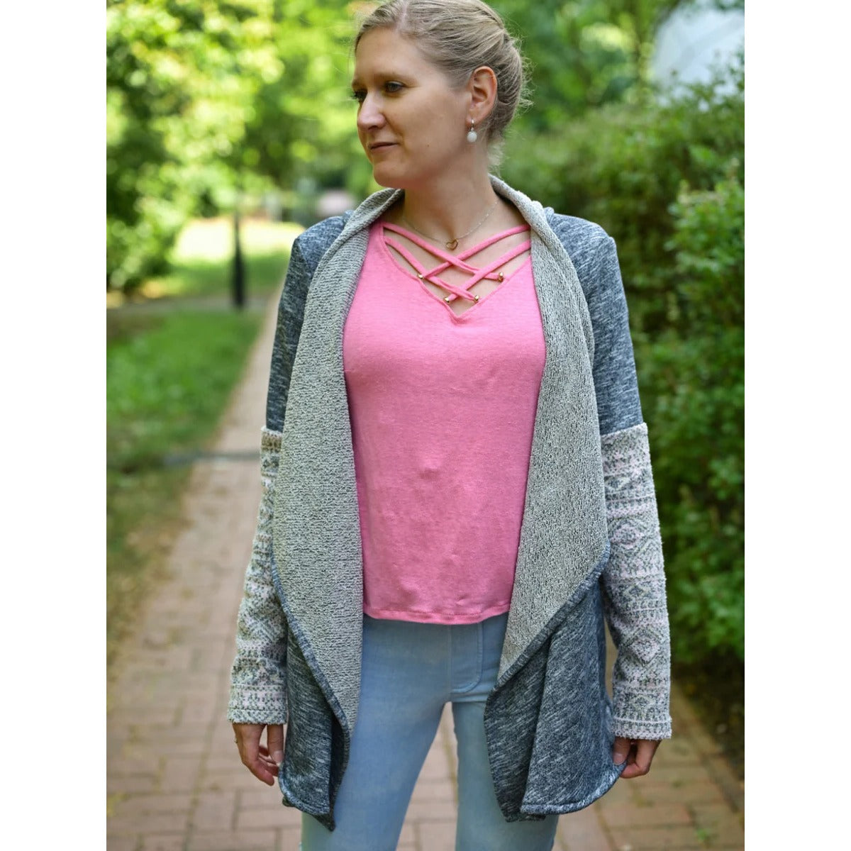 Zipfeljacke Sue Schnittmuster – Frau in langer grau melierter Zipfeljacke zu pinkem Top (genähtes Designbeispiel)