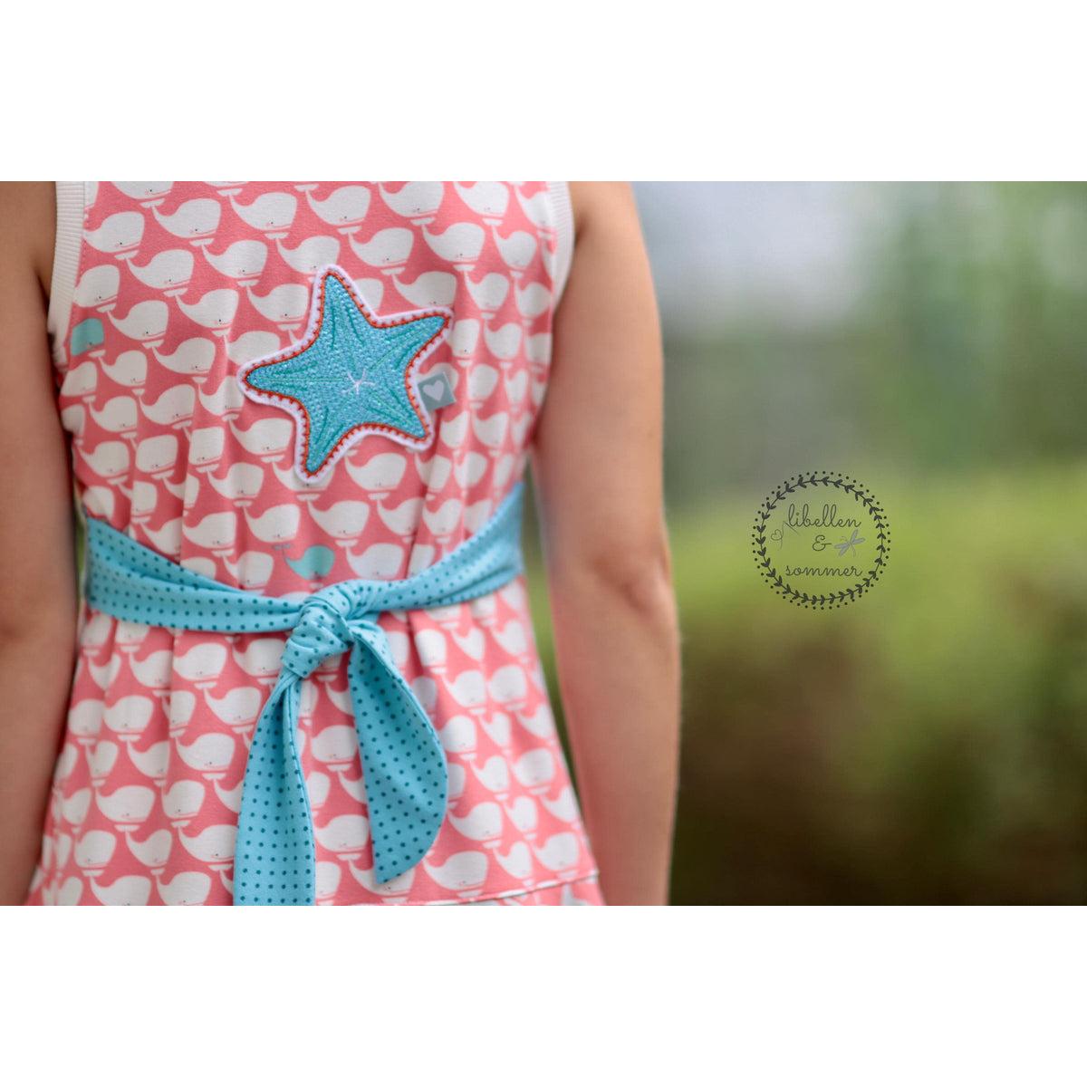 Maritime Applikations-Stickdatei – rosa gemustertes Kleid mit Seestern-Applikation