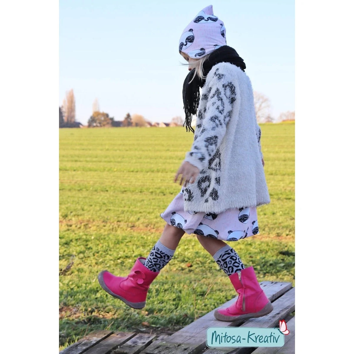 Ballonrock Plusterblume Schnittmuster – Mädchen mit Kapuzenjacke, Ballonrock und pinken Gummistiefeln (genähtes Designbeispiel)