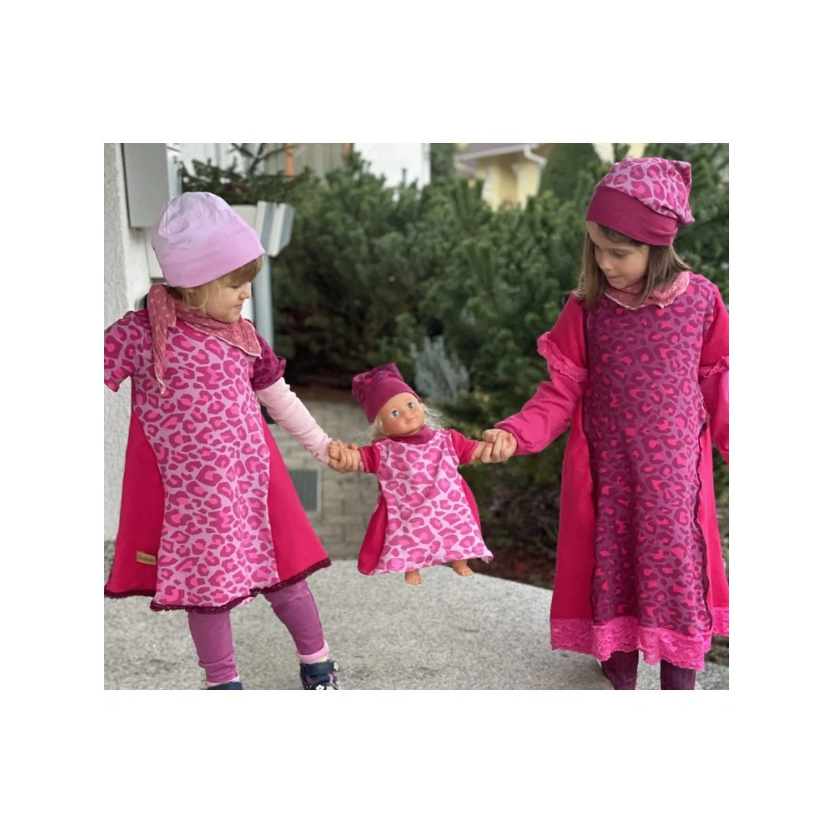 Beanie Bernie Schnittmuster – zwei Mädchen mit pinken Beanies (genähtes Designbeispiel)