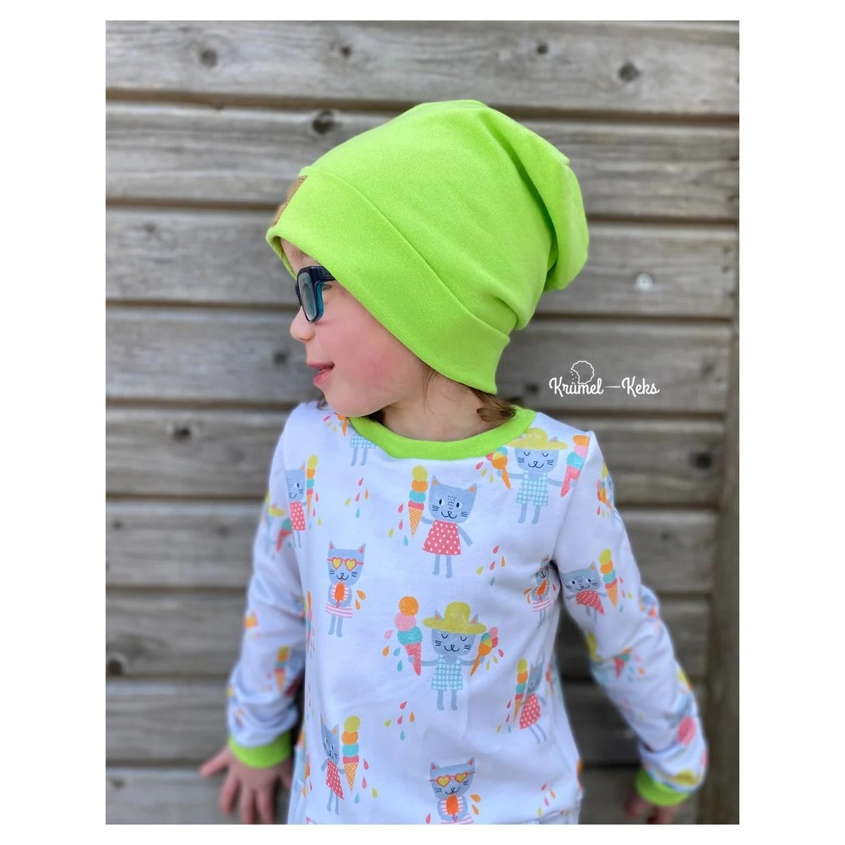 Beanie Bernie Schnittmuster – Junge mit neongrüner Beanie (genähtes Designbeispiel)