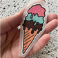 Bügelbild 3 Kugeln Eis – Eiswaffel mit pinker, türkiser und Schoko-Kugel, in der Hand gehalten