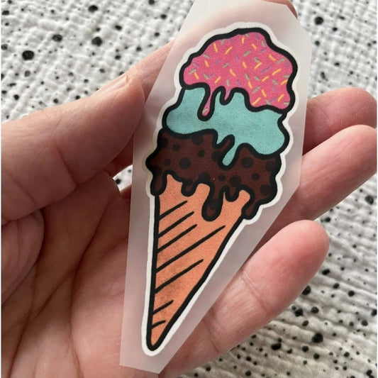 Bügelbild 3 Kugeln Eis – Eiswaffel mit pinker, türkiser und Schoko-Kugel, in der Hand gehalten