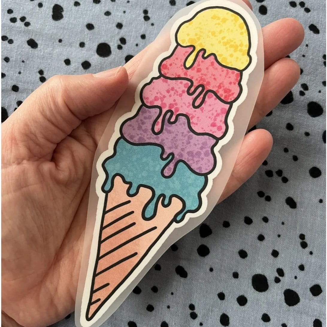 Bügelbild 5 Kugeln Eis – hohe Eiswaffel mit fünf bunten Kugeln, in der Hand gehalten