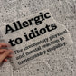 Bügelbild Allergic to idiots groß in Schwarz, ca. 28,5 x 20,5 cm, in der Hand gehalten