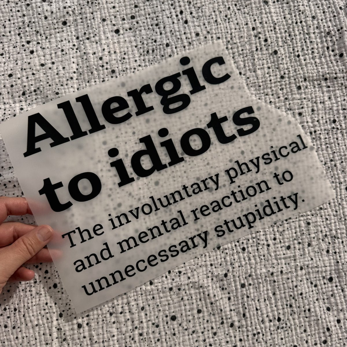 Bügelbild Allergic to idiots groß in Schwarz, ca. 28,5 x 20,5 cm, in der Hand gehalten