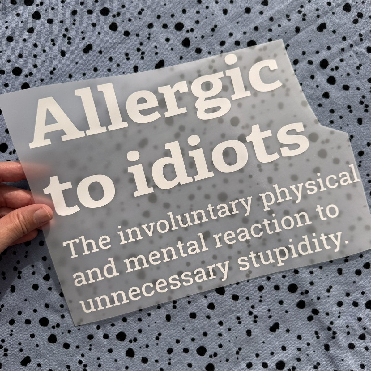 Bügelbild Allergic to idiots groß in Weiß, ca. 28,5 x 20,5 cm, in der Hand gehalten