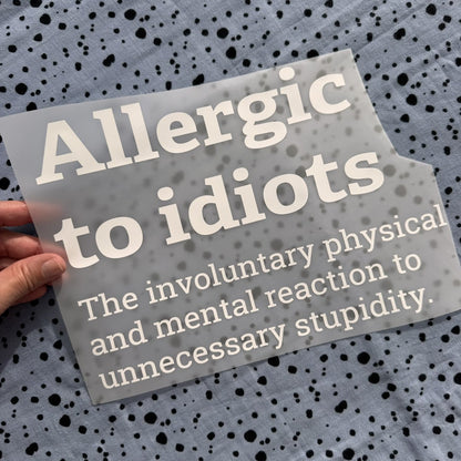 Bügelbild Allergic to idiots groß in Weiß, ca. 28,5 x 20,5 cm, in der Hand gehalten