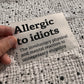 Bügelbild Allergic to idiots klein in Schwarz, ca. 10 x 7 cm, in der Hand gehalten