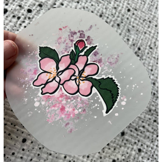 Bügelbild Apfelblüte – rosa Blütenzweig, in der Hand gehalten