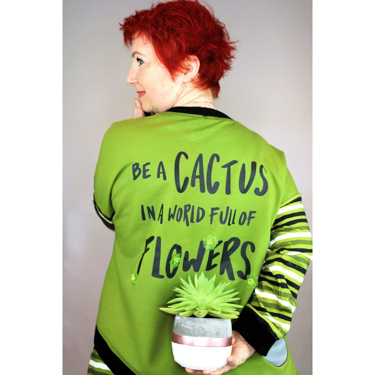 Bügelbild Be a cactus auf grün gestreifter Jacke, Rückansicht (Beispielbild)