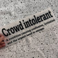 Bügelbild Crowd intolerant groß in Schwarz, ca. 29 x 9,5 cm, in der Hand gehalten