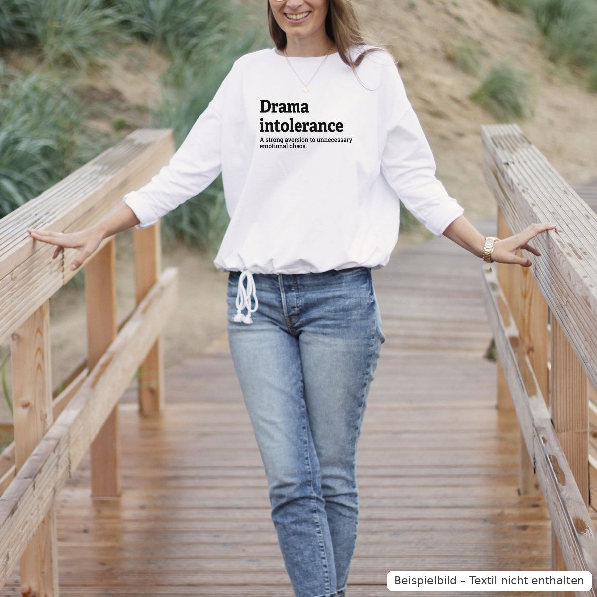 Bügelbild Drama intolerance groß in Schwarz auf einem weißen Oversized-Pulli (Beispielbild, Textil nicht enthalten)