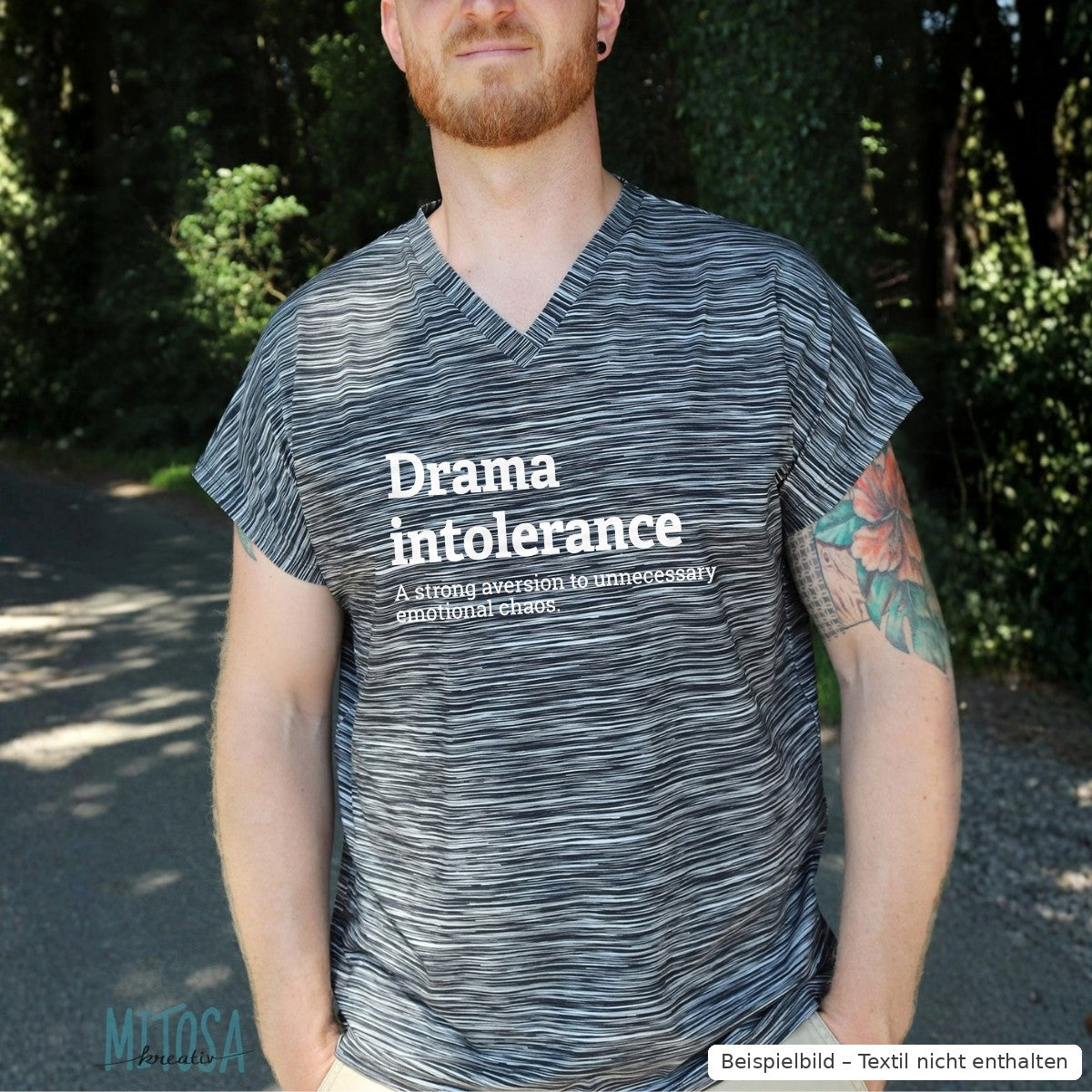 Bügelbild Drama intolerance groß in Weiß auf einem gestreiften Herren-Shirt mit V-Ausschnitt (Beispielbild, Textil nicht enthalten)