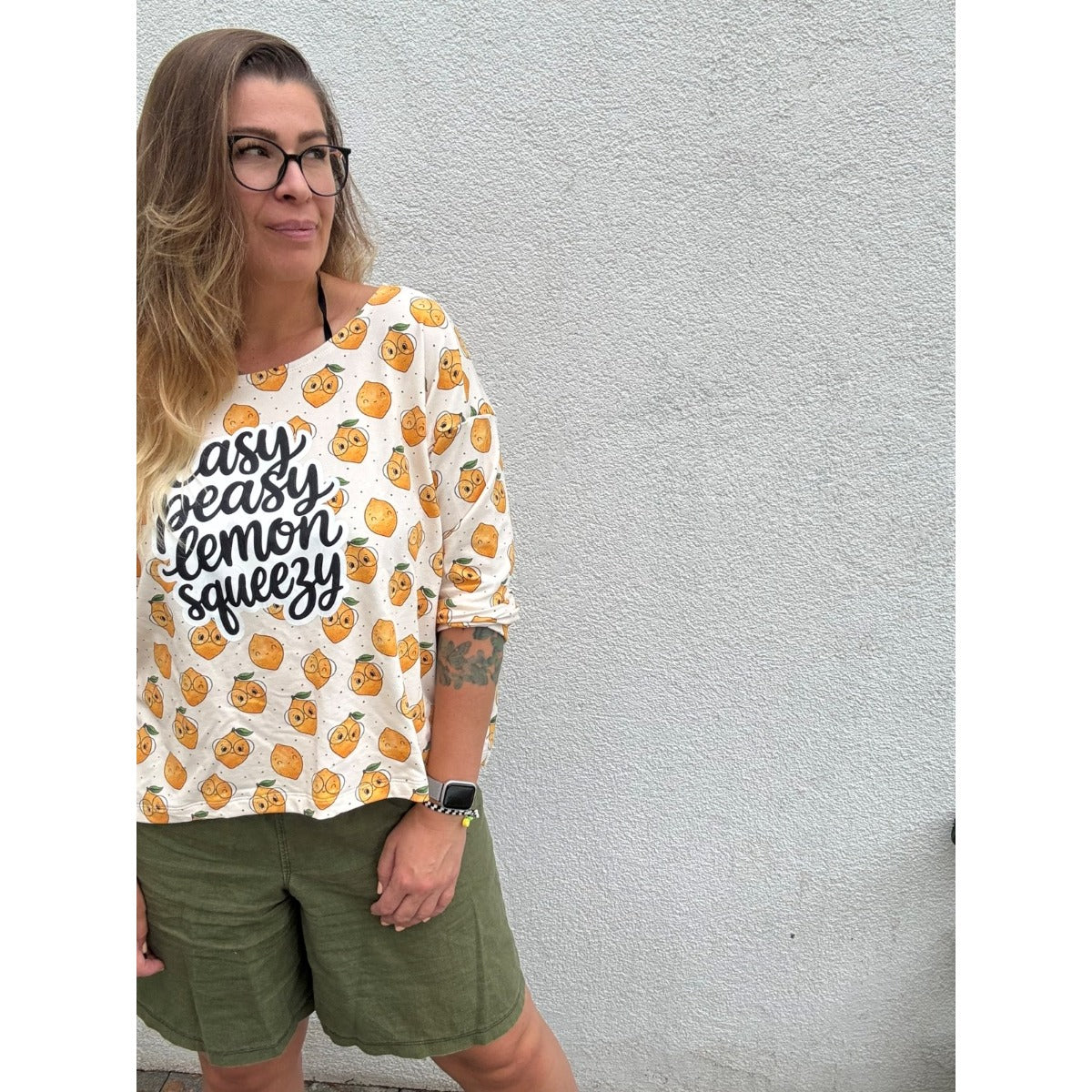 Bügelbild EASY PEASY LEMON SQUEEZY auf einem Zitronen-Shirt getragen (Beispielbild)