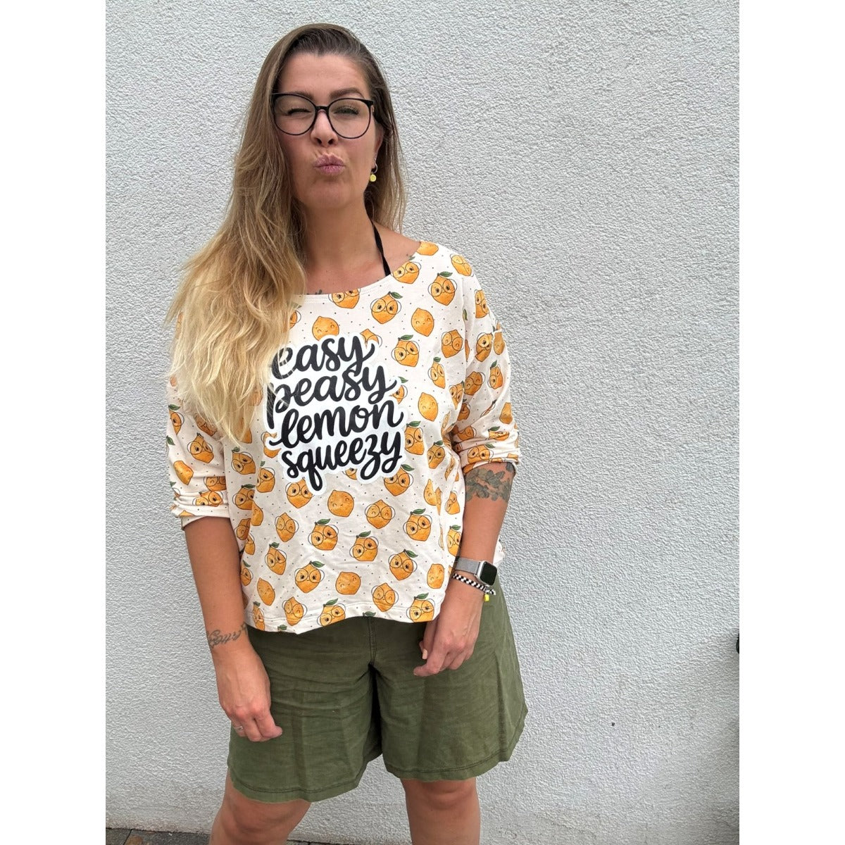 Bügelbild EASY PEASY LEMON SQUEEZY auf hellem Shirt mit Zitronen, Frau in grüner Shorts (Beispielbild)