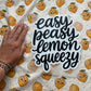Bügelbild EASY PEASY LEMON SQUEEZY – dunkelblauer Schriftzug auf Stoff mit Zitronenmuster
