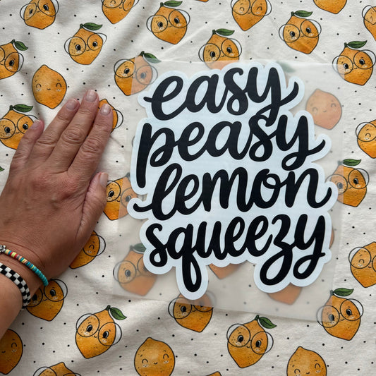 Bügelbild EASY PEASY LEMON SQUEEZY – dunkelblauer Schriftzug auf Stoff mit Zitronenmuster
