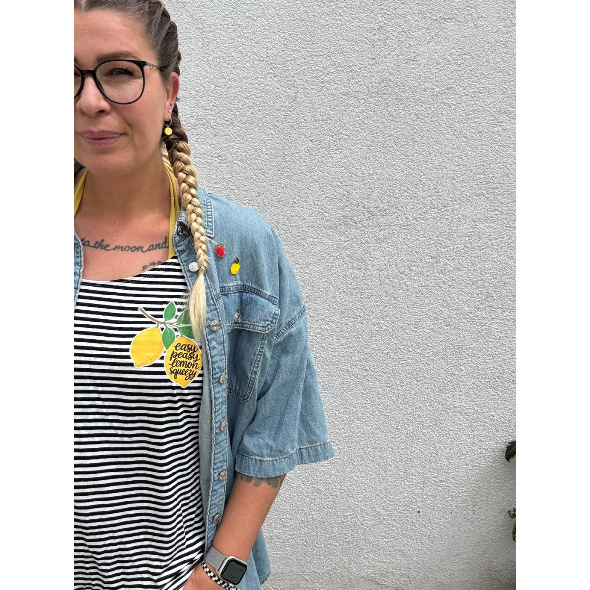 Bügelbild easy peasy Zitronen klein auf gestreiftem Shirt unter einer Jeansjacke (Beispielbild)