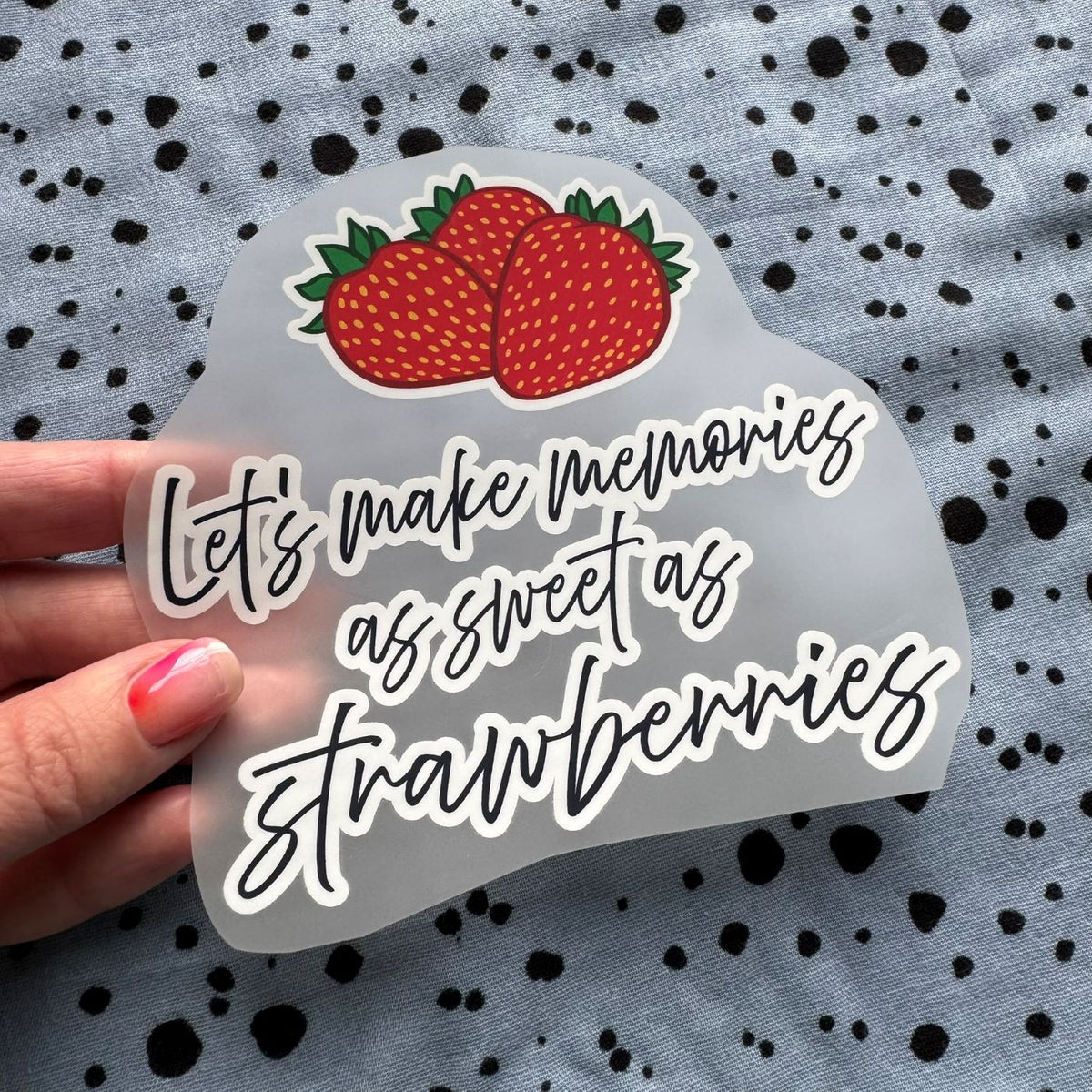 Bügelbild Erdbeer-Liebe – Erdbeeren mit Schriftzug „Let’s make memories as sweet as strawberries“