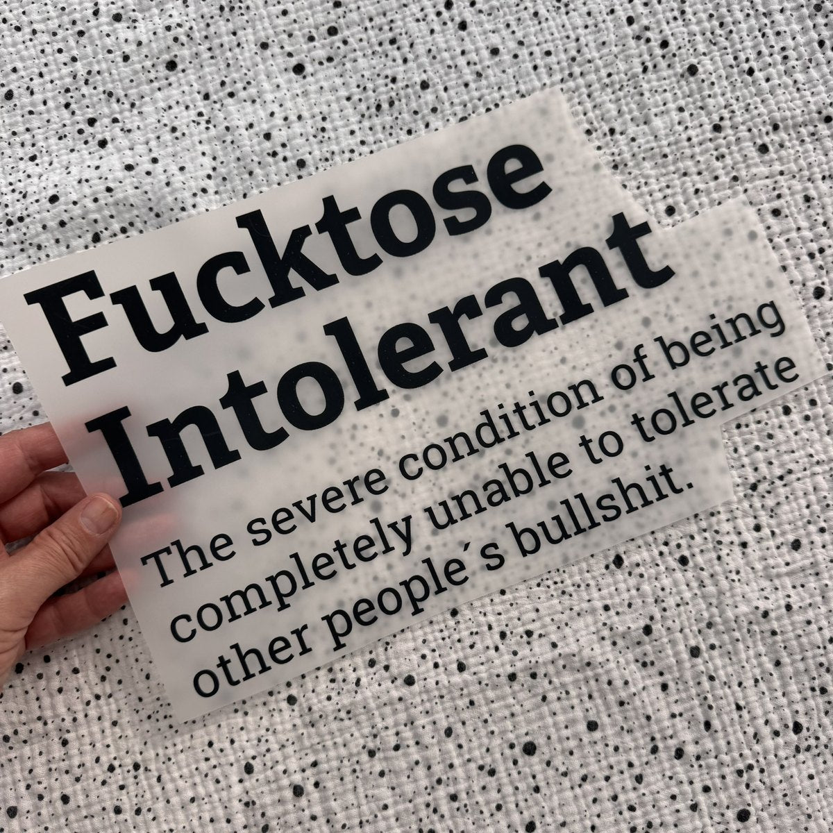 Bügelbild Fucktose Intolerant groß in Schwarz, ca. 30 x 19 cm, in der Hand gehalten