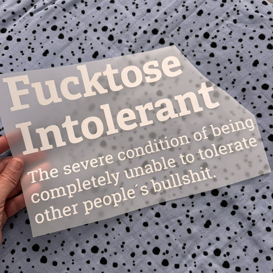 Bügelbild Fucktose Intolerant groß in Weiß, ca. 30 x 19 cm, in der Hand gehalten
