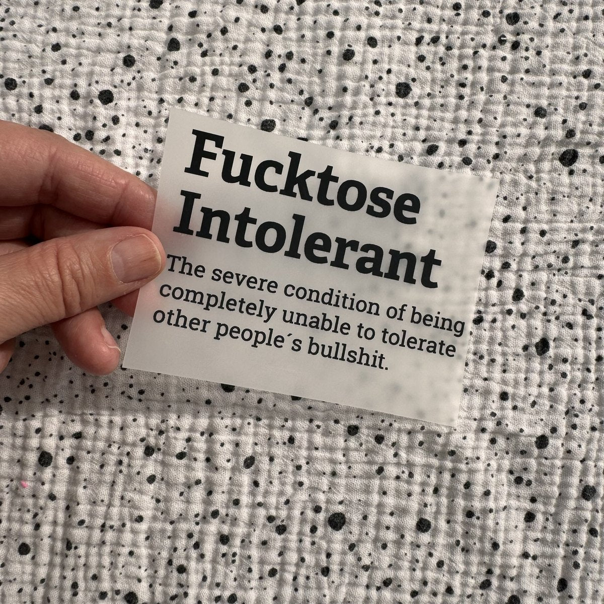 Bügelbild Fucktose Intolerant klein in Schwarz, ca. 10 x 6,5 cm, in der Hand gehalten
