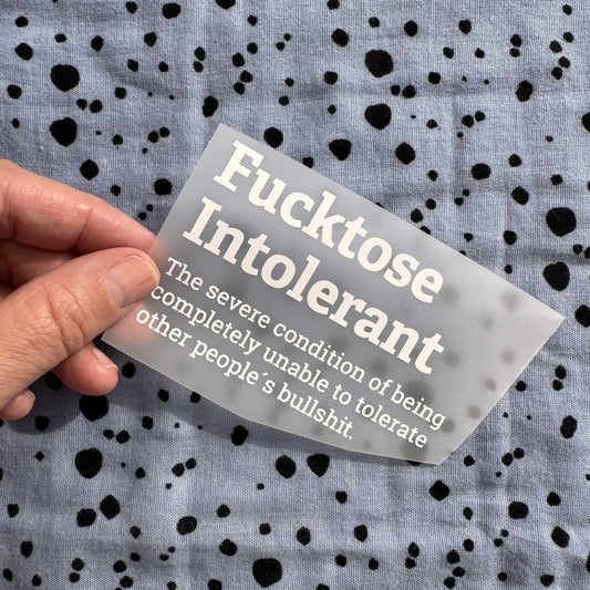 Bügelbild Fucktose Intolerant klein in Weiß, ca. 10 x 6,5 cm, in der Hand gehalten