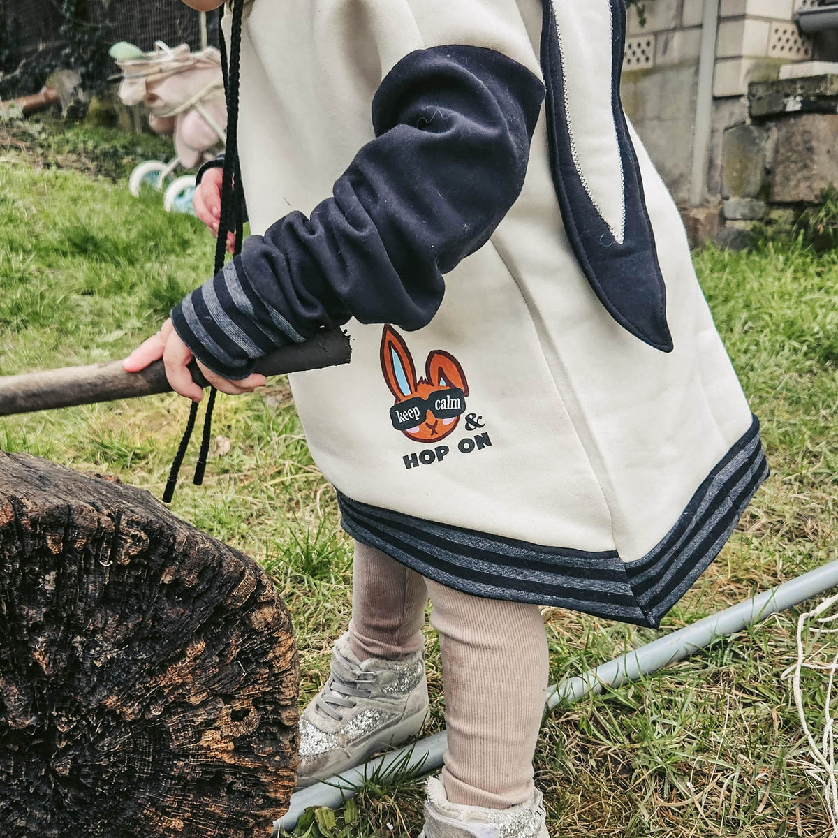 Bügelbild Hase keep calm auf einem hellen Kinderhoodie mit gestreiften Ärmeln (Beispielbild)