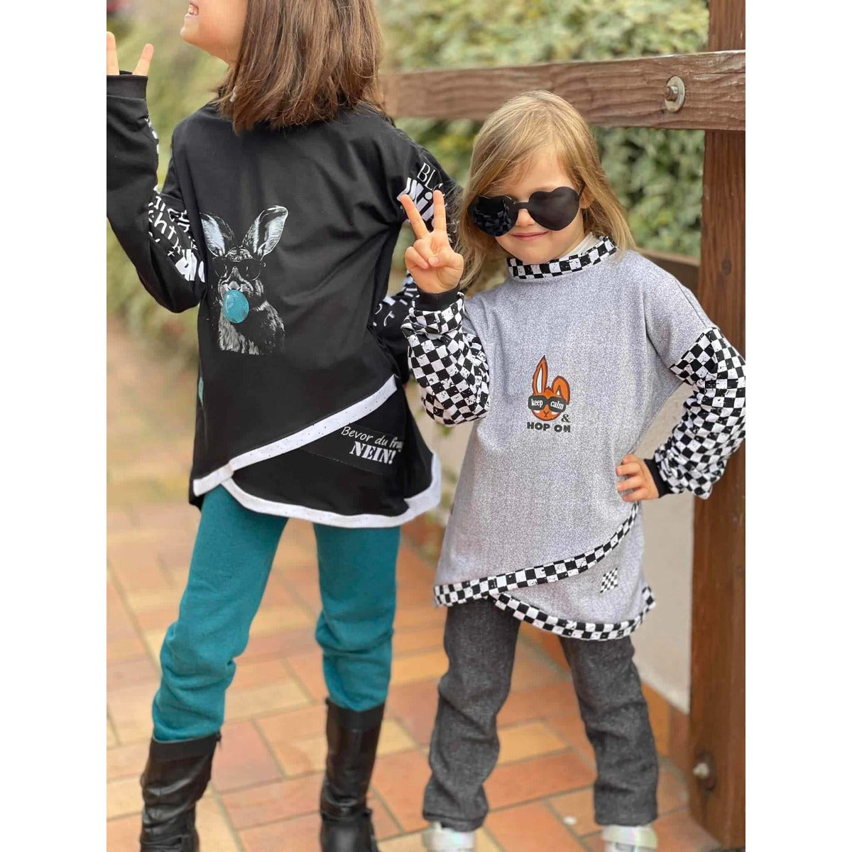 Bügelbild Hase keep calm auf zwei Kinderpullis, Mädchen mit Sonnenbrille (Beispielbild)